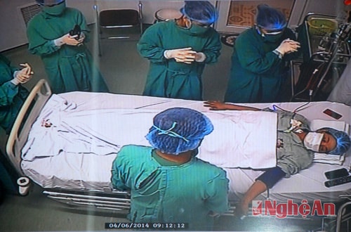 Các y, bác sỹ đang thực hiện công tác kiểm tra sức khỏe cho bênh nhân Tĩnh. Ảnh chụp qua màn hình