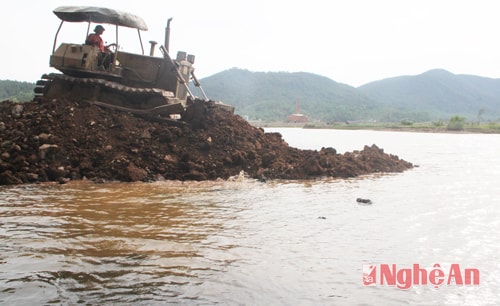 Xe múc được huy động để ngăn sông Cấm