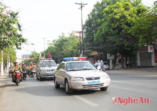 Đại diện các đơn vị diễu hành trên các trục đường chính của TP Vinh.