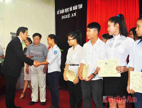 Trao học bổng cho các học sinh trúng tuyển.