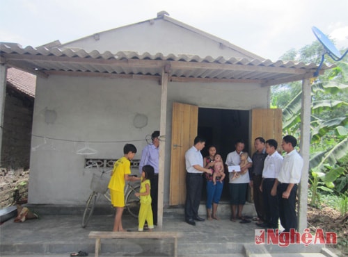 Đại diện Báo Nghệ An trao số tiền ủng hộ cho gia đình 2 cháu Phúc - Lộc.