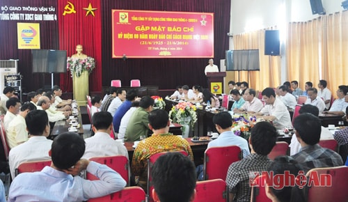 Đồng chí Lê Ngọc Hoa thông báo nhanh tình hình SXKD của Tổng công ty.