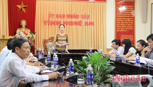 Đồng chí Đinh Thị Lệ Thanh chủ trì cuộc họp.