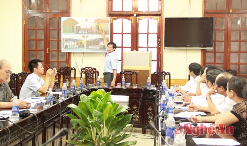 Chủ tịch UBND huyện Nam Đàn trình bày kế hoạch tổ chức buổi lễ.