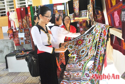 Triển lãm hàng dệt thổ cẩm của đồng bào các dân tộc huyện Tương Dương.Ảnh: thanh lê