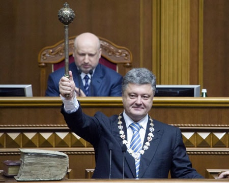 Tân tổng thống Poroshenko cầm cây trượng Bulava, biểu tượng quyền lực của Ukraine.