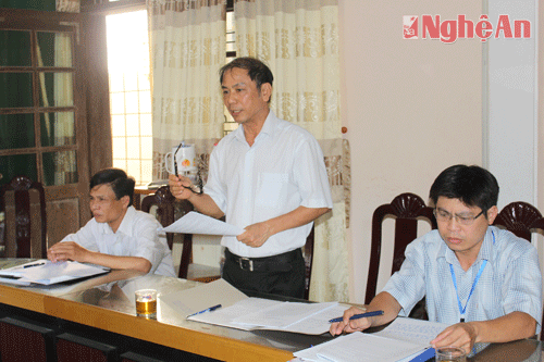 Các thành viên Đoàn công tác bàn các giải pháp thực hiện