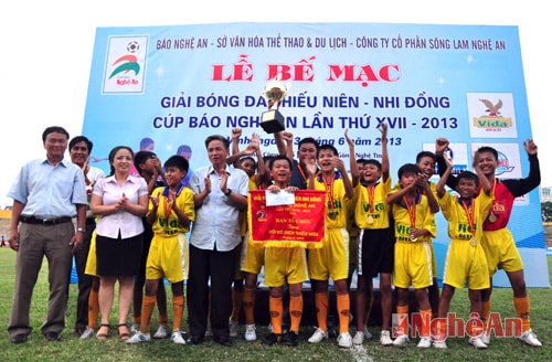 Trao Cúp vô địch cho đội TN Đô Lương mùa giải 2013. Ảnh: Trần Hải