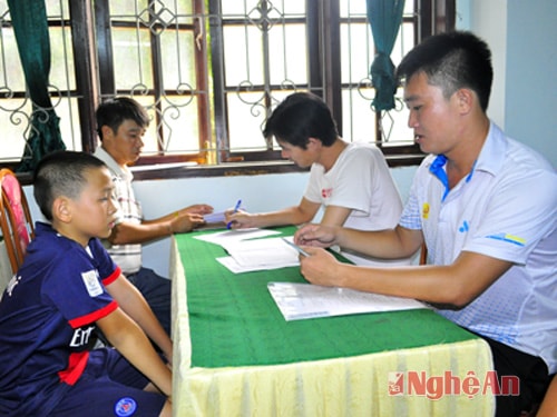 Ban nhân sự kiểm tra hồ sơ các cầu thủ.
