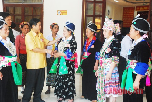 Đồng chí Vi Hải Thành - Tỉnh ủy viên, Bí thư Huyện ủy Kỳ Sơn gặp gỡ đồng bào các dân tộc thiểu số huyện Kỳ Sơn trong ngày đại hội.