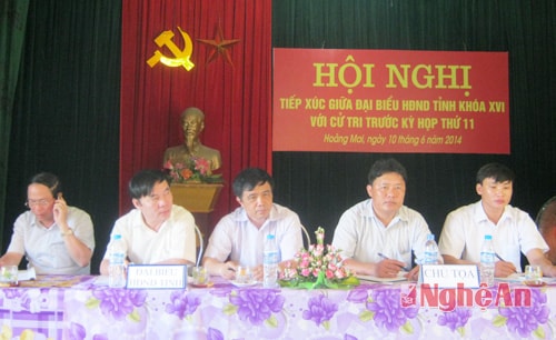 Các đại biểu HĐND tỉnh tại buổi tiếp xúc.