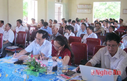 Đông đảo cử tri thị xã tham dự buổi tiếp xúc.