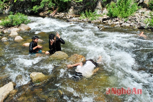 Săn cá. (Ảnh chụp tại bản Tùng Hương - Tam Quang - Tương Dương). Ảnh: Hồ Phương