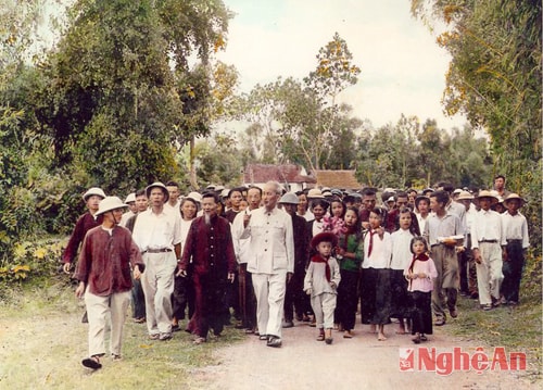 Bác Hồ về thăm quê hương Nam Đàn năm 1957. Ảnh tư liệu