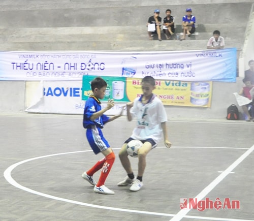 Một pha giữ bóng hiếm thấy của cầu thủ Diễn Châu