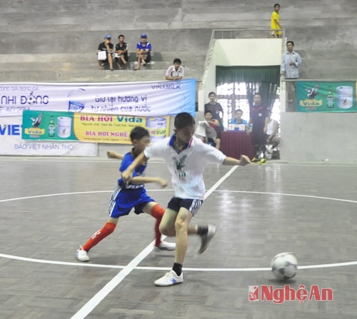 Pha tranh bóng gay cấn ở hiệp 1