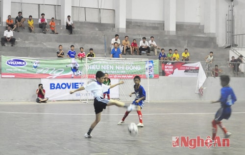 Một trong những pha tranh bóng giữa cầu thủ 2 đội