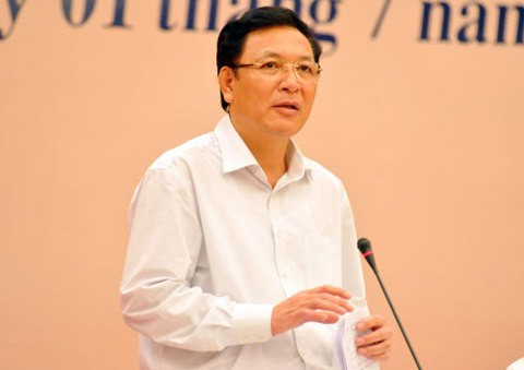 Bộ trưởng Phạm Vũ Luận trả lời chất vấn về đề án đổi mới chương trình, sách giáo khoa. Ảnh: Nhật Minh.