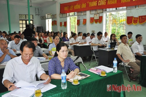 Quang cảnh buổi tiếp xúc cử tri