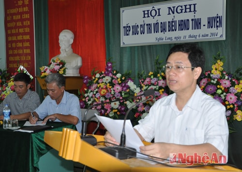 Đồng chí Nguyễn Xuân Sơn thông báo một số nội dung tại kỳ họp