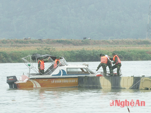 Các học viên thực hành điều khiển xuồng cứu người trên sông