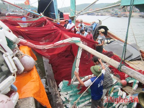Ngư dân  xã Quỳnh Long  thao lưới chuẩn bị cho chuyến vươn khơi