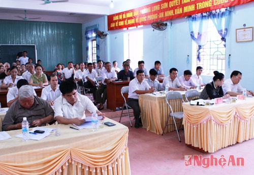 Đông đảo cử tri tham gia buổi tiếp xúc