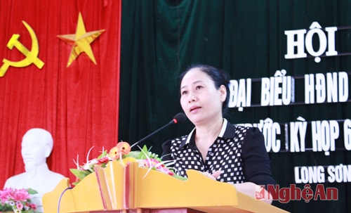 Đồng chí Đinh Thị Lệ Thanh giải đáp những thắc mắc của cử tri