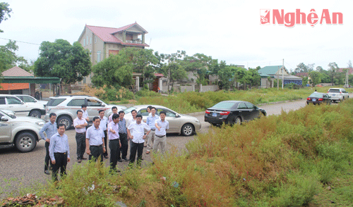 Chủ tịch UBND tỉnh cùng lãnh đạo các sở, ngành kiểm tra thi công tuyến đường số 2 và 3 ở TX Cửa Lò