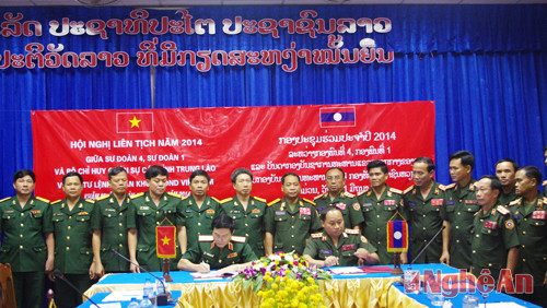 Thiếu tướng Nguyễn Tân Cương Phó Tư lệnh, Tham mưu trưởng Quân khu 4 với Đại tá Pạ Sít Thiềng Thăm, Sư đoàn trưởng Sư đoàn 1,  Sư đoàn 4 ký kết biên bản hội nghị liên tịch giữa năm 2014