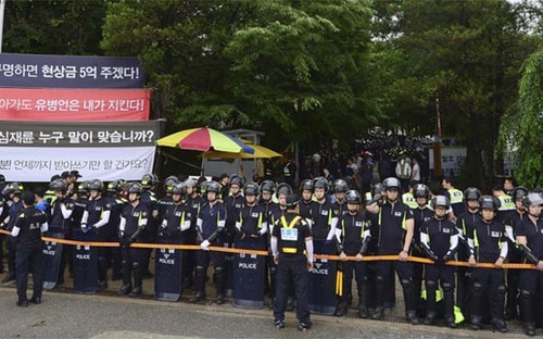 Cảnh sát phong tỏa khu vực nhà thờ tôn giáo ở Anseong để truy bắt ông Yoo Byung-Eun (Ảnh: Reuters)