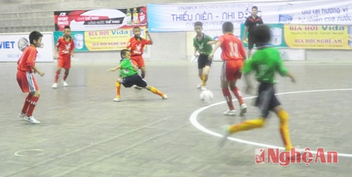 Pha cản phá bóng nguy hiểm giữa sân.
