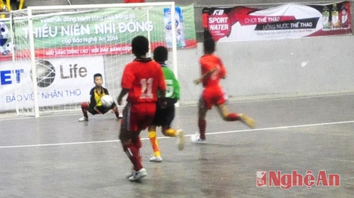 Pha áp đảo trước khung thành NĐ Con Cuông