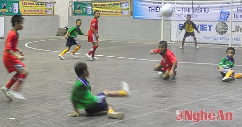 Pha bóng nâng tỷ số 3-1 cho NĐ Hưng Nguyên