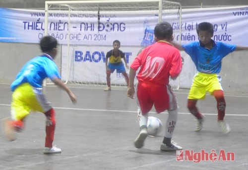 Một trong những pha áp đảo trước cung thành của đội NĐ Hoàng Mai