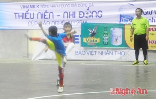 Vũ điệu ba lê của cầu thủ hai đội.