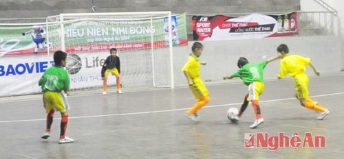 Pha áp đảo trước khung thành Quỳ Châu