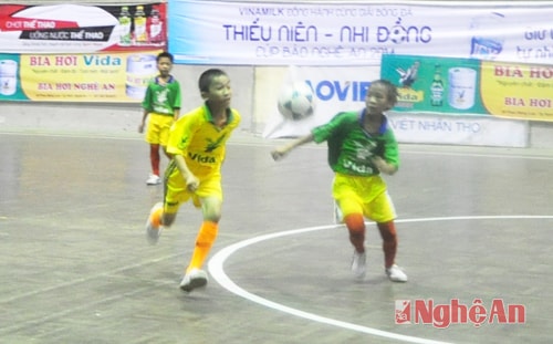 Pha tranh bóng của cầu thủ 2 đội.