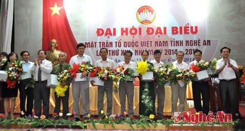 Các Ủy viên Ủy ban MTTQ khóa XII, nhiệm kỳ 2009 - 2014 không tham gia khóa XIII nhận quà của lãnh đạo tỉnh.