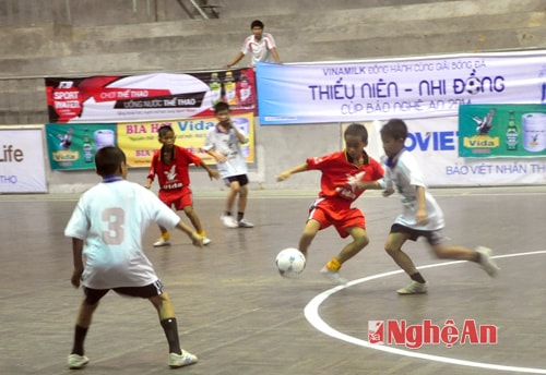 Một pha tranh bóng khu vực giữa sân của 2 đội.