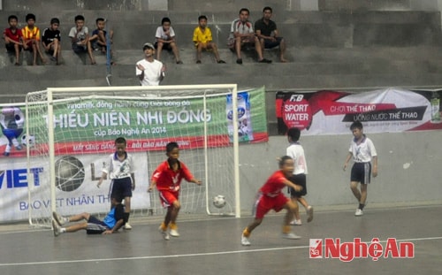 Niềm vui của NĐ Tân Kỳ sau khi ghi bàn nâng tỷ số 2-0.
