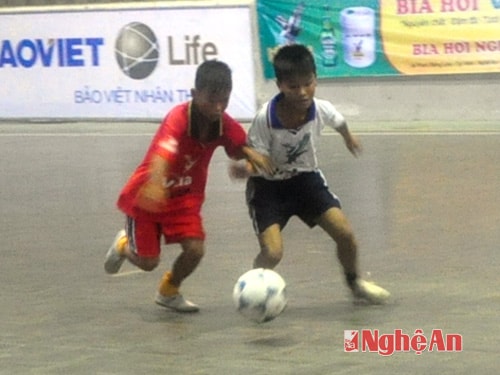 Pha tranh bóng quyết liệt của cầu thủ 2 đội.