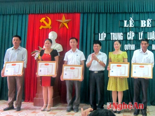 Trao bằng khen cho các học viên tại lễ bế giảng.