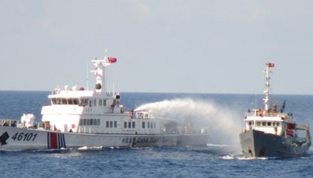 Tàu Trung Quốc liên tục hung hăng xịt vòi rồng vào tàu kiểm ngư Việt Nam