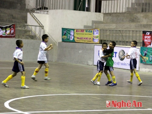 Các cầu thủ NĐ Tp Vinh ăn mừng bàn thắng