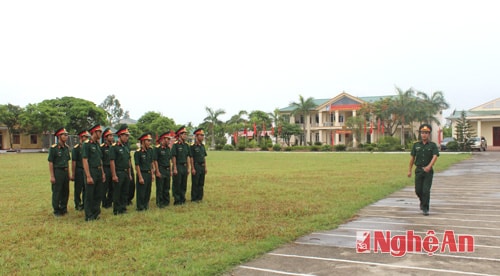 Thực hành huấn luyện đội ngũ từng người không có súng