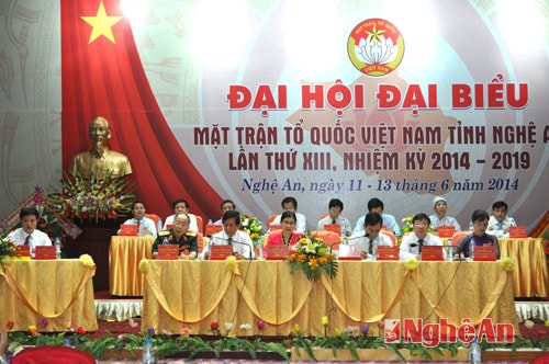 Đoàn chủ tịch đại hội.