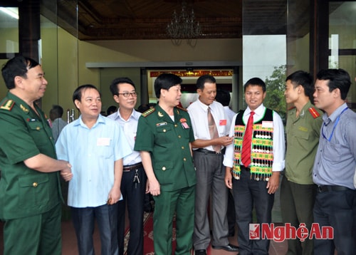 Các địa biểu về dự đại hội trao đổi bên lề đại hội.