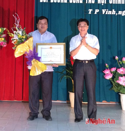 Đồng chí Văn Đình Huân nhận bẳng khen của UBND tỉnh 