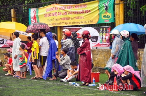 Mặc dù trời mưa to, nhưng có rất đông khán giả đội mưa đến cổ vũ cho hai đội.